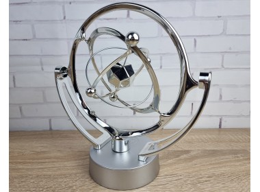 Маятник - вечный двигатель Космос Silver Romb (24х24х10 см) пластик, работает от USB